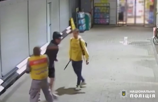 В Киеве сообщили о подозрении парням, совершившим дерзкое нападение на работника АЗС