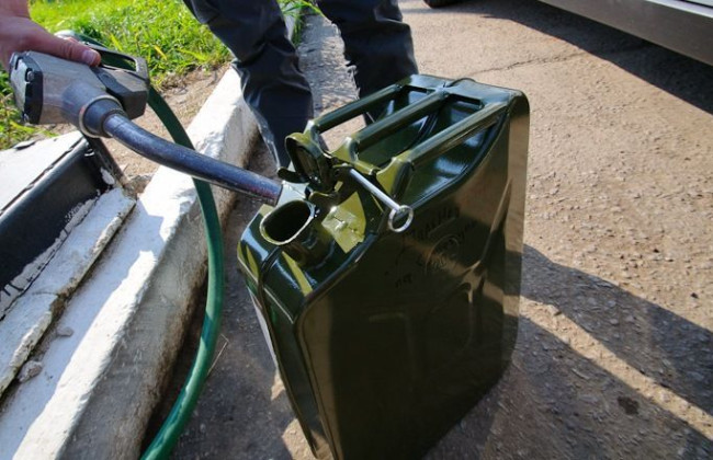 Нужно ли предпринимателю регистрироваться плательщиком акциза при ввозе горючего для собственного потребления