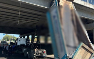 В Киеве грузовик с открытым прицепом протаранил мост — обнародовали видео инцидента