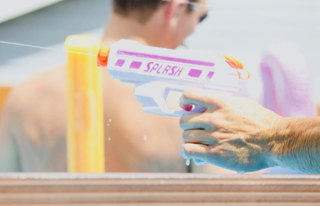 В Канаде женщина случайно забрызгала соседа из водяного пистолета — за «вооруженное нападение» она предстанет перед судом