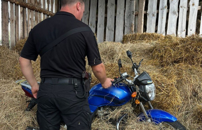 На Ровенщине похищенный мотоцикл полиция обнаружила в сеновале