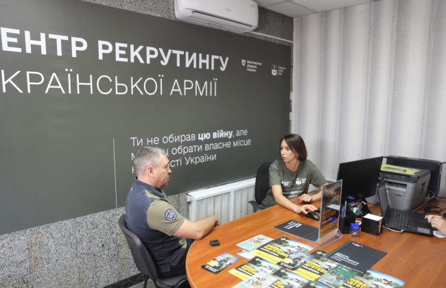 К Силам обороны ежемесячно присоединяются около 6500 добровольцев – Минобороны