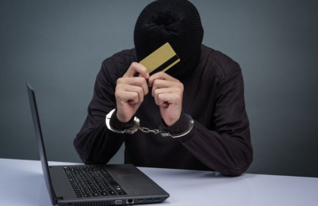 «Ваша карта заблокирована» — в Ровенской области женщина перечислила на карту мошенника почти 700 тысяч гривен