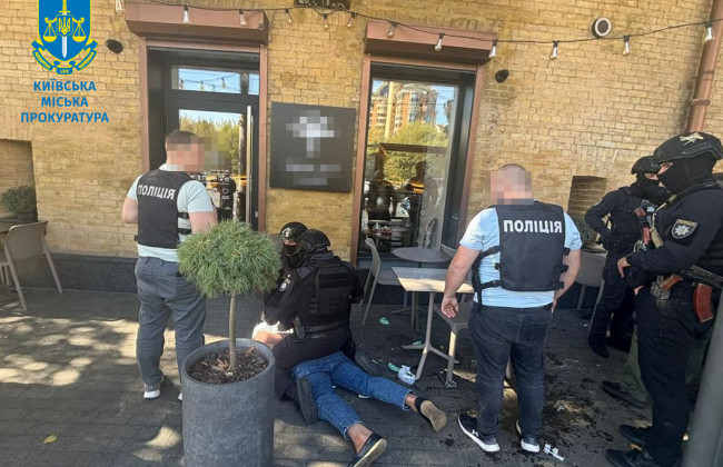 В Киеве двое мужчин требовали $12500 несуществующего IT-долга, угрожая физической расправой