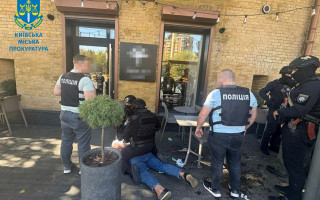 У Києві двоє чоловіків вимагали $12500 неіснуючого IT-боргу, погрожуючи фізичною розправою