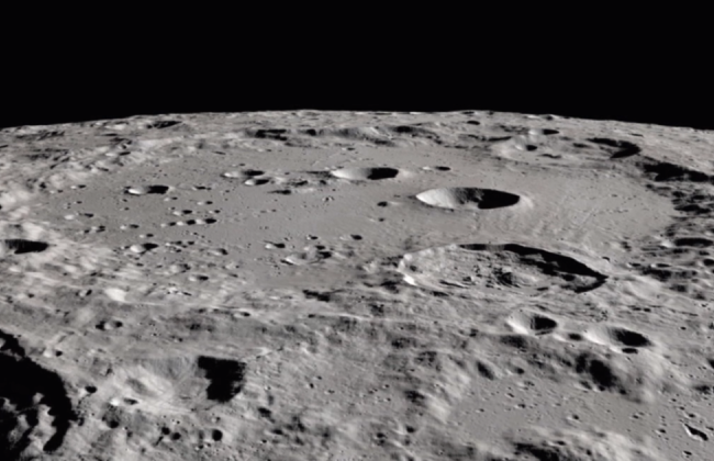 На всех широтах Луны обнаружили воду и гидроксил