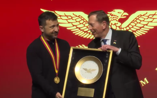 Володимир Зеленський отримав нагороду Американської академії досягнень – The Golden Plate Award, відео