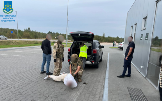 На Житомирщині викрито двох зловмисників, які вимагали у судді 15 тисяч доларів неіснуючого боргу
