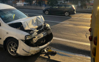У Києві сталася ДТП за участі автівки та маршрутки, фото