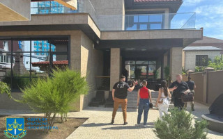 20 тисяч доларів за сприяння в уникненні депортації: судитимуть посадовців одеської ДМС
