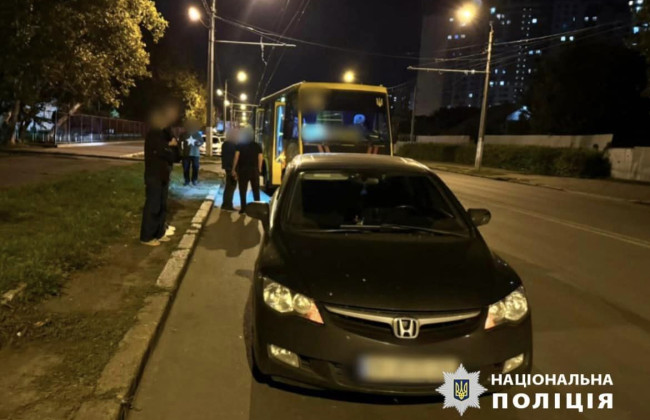 В Одессе маршрутка въехала в автомобиль, который затормозил, чтобы не наехать на ежа