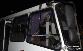 У Києві чоловік кинув пляшку у вікно маршрутки та травмував дитину