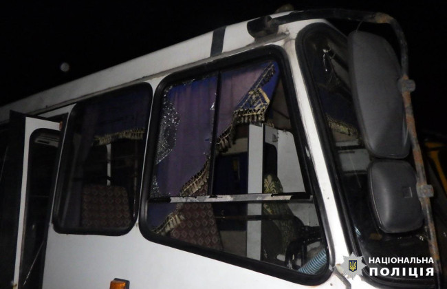 В Киеве мужчина бросил бутылку в окно маршрутки и травмировал ребенка