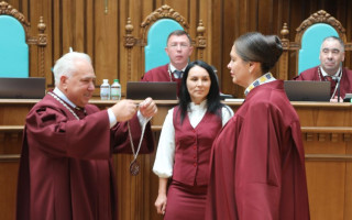 Алла Олійник склала присягу та набула повноважень судді Конституційного Суду України, фото