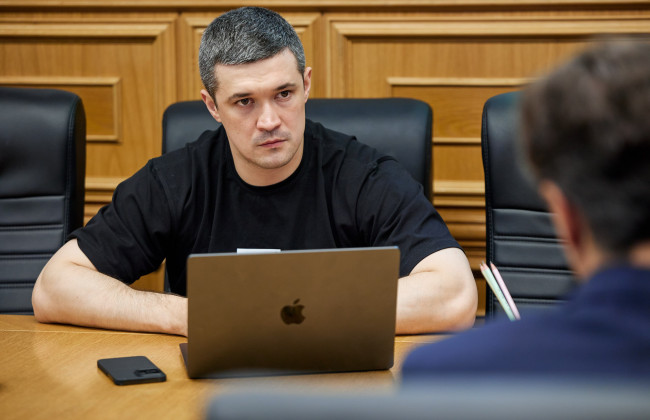 В Минцифре нарабатывают политику для внедрения ИИ в работу государства