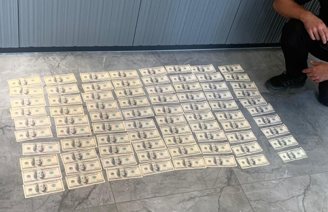 В Одесской области разоблачили экс-начальника исполнительной службы, который 8 тысяч долларов обещал помочь с пересечением границы