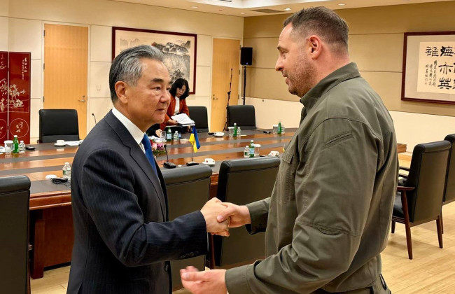 Андрей Ермак и глава МИД Китая обсудили «перспективы дальнейших контактов на самом высоком уровне»