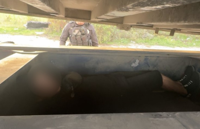 В тайнике за 1000€ под багажным отсеком грузовика мужчина пытался добраться до Молдовы