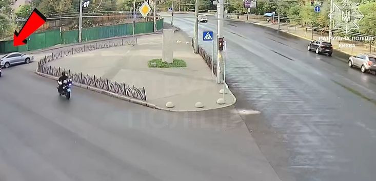 У Києві покарали водія, який не надав перевагу в русі мотопатрулю — відео