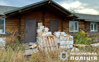 У Борисполі на пустирі хтось залишив пакунки з великою кількістю медпрепаратів, фото