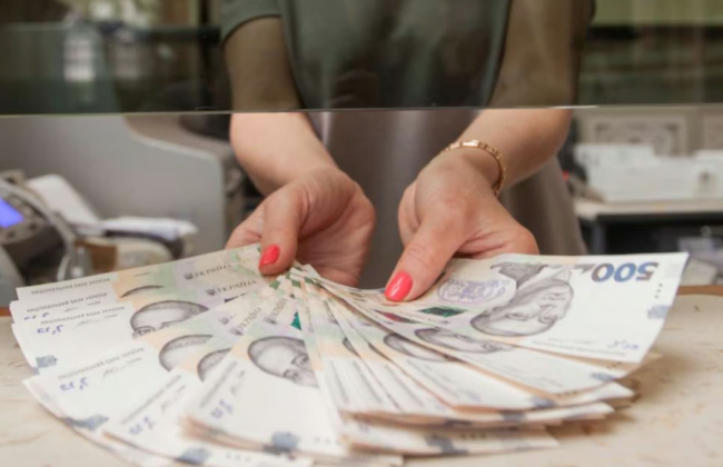 Перечисление наличных денег на счет получателя через кассу банка — действует ли ограничение