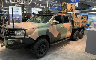 Supacat представила військову версію Toyota Hilux з шістьма колесами та кулеметом