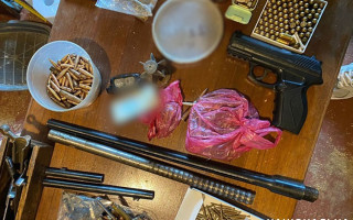 У Києві затримали 60-річного чоловіка під час продажу пістолета за 1500 доларів