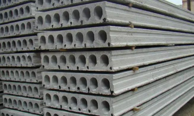 В Сумской области чиновник центра быстрого реагирования завладел железобетонными плитами перекрытий