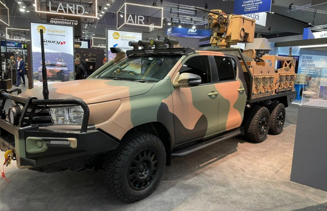 Supacat представила военную версию Toyota Hilux с шестью колесами и пулеметом