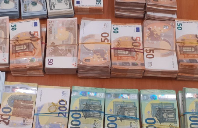 Украинка пыталась вывезти в Польшу рекордные 355 000 евро и 46 000 долларов — как ее наказали