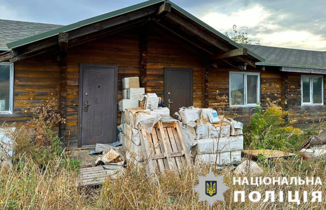 В Борисполе на пустыре кто-то оставил свертки с большим количеством медпрепаратов, фото