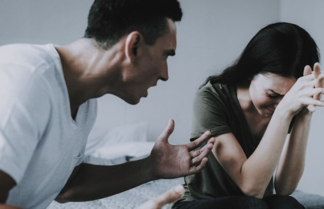 Суд оштрафовал мужчину, который травил сестру из-за неубранной квартиры