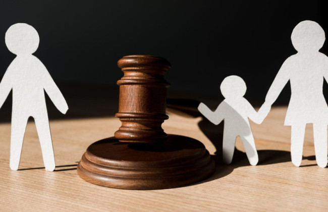 Женщина просила суд лишить родительских прав ее бывшего супруга, оставшегося на оккупированной территории — что решил суд