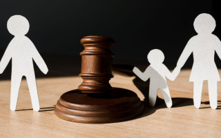 Жінка просила суд позбавити батьківських прав її колишнього чоловіка, який залишився на окупованій території — що вирішив суд