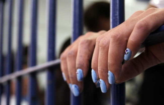 В Хмельницком 27-летняя женщина, ограбившая и разувшая прохожую, просила смягчить наказание — что решил суд