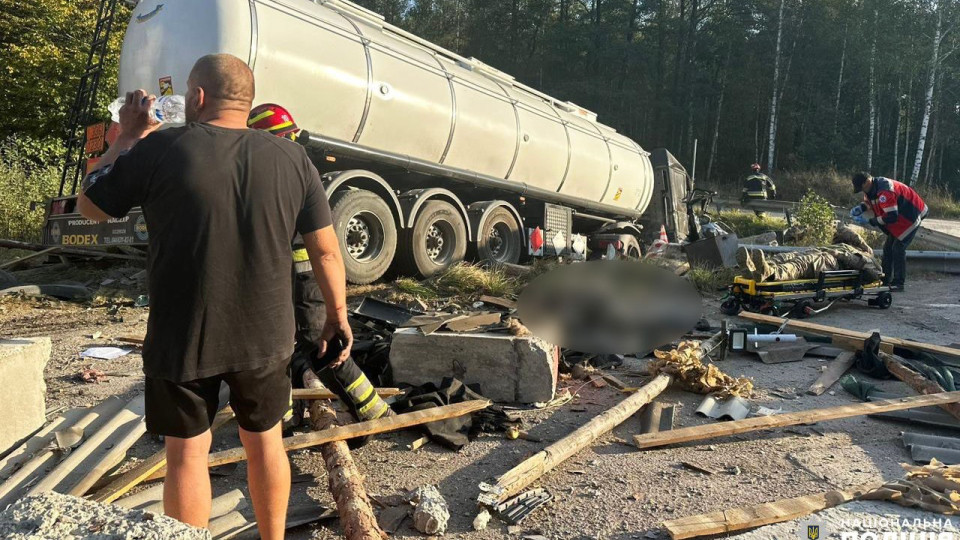 На Рівненщині затримали водія, автоцистерна з газом якого врізалася у блокпост