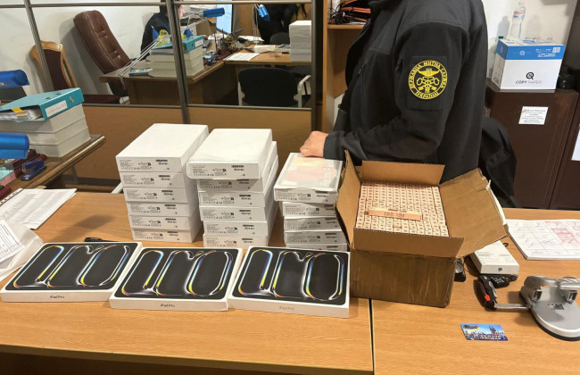 Таможенники обнаружили в рейсовом автобусе незадекларированные iPhone и другую технику на 3 млн гривен