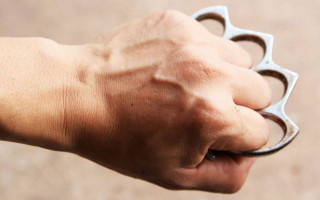 Жителю Хмельниччини призначили штраф у 17 тисяч за кастет у кишені