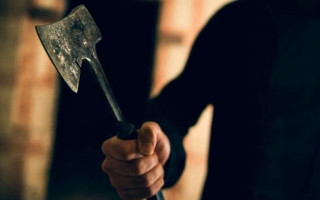 Вдарив сокирою  по обличчю та голові і викрав гроші — жителя Житомирщини судили за вбивство товариша