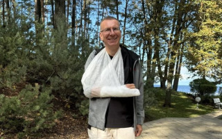 Президент Латвии Эдгар Ринкевич упал с велосипеда и сломал руку