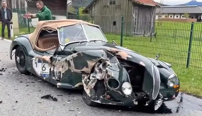 В Альпах в ДТП через телефон розбився колекційний спорткар Jaguar