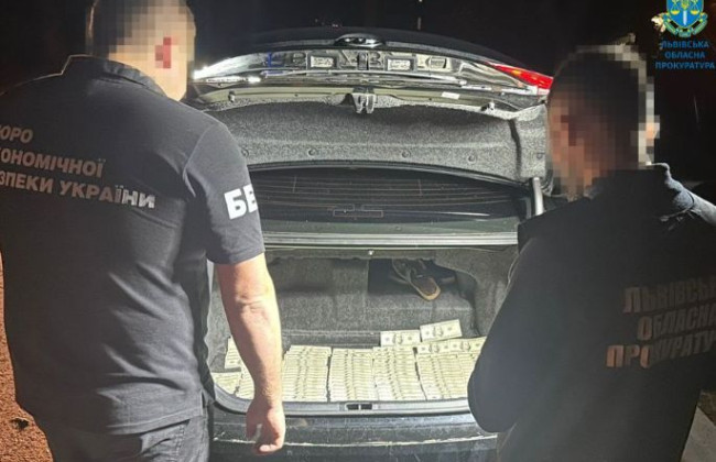 Во Львовской области разоблачили злоумышленников, которые занимались сбытом фальшивых 100-долларовых купюр