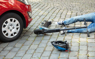 Во Львове автомобиль сбил водителя самоката – кого оштрафовали