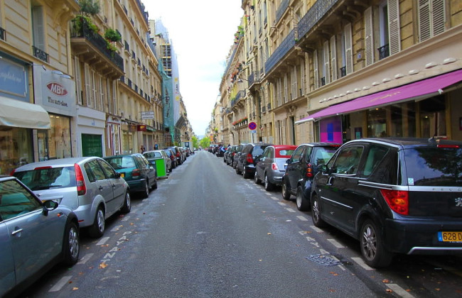 У Парижі ввели потрійний тариф за паркування позашляховиків для гостей міста