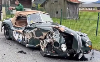 В Альпах в ДТП через телефон розбився колекційний спорткар Jaguar