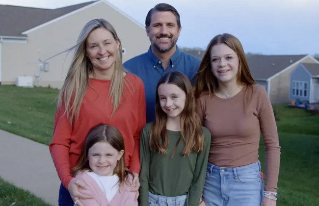 Кандидат в Конгресс США Деррик Андерсон «одолжил» семью друга для рекламы