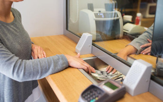 В Сумской области будут судить бывшую работницу банка, которая похищала средства клиентов