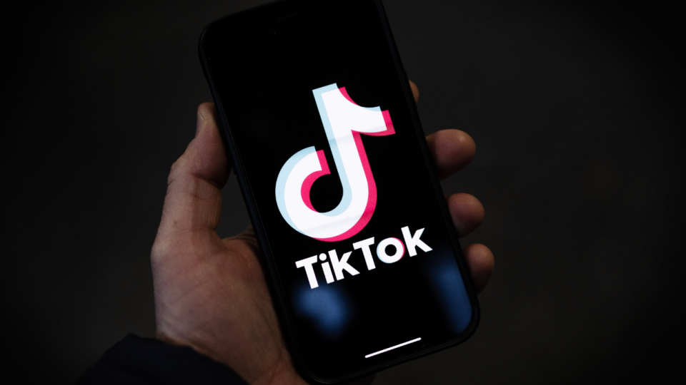 Еврокомиссия проверяет, как TikTok, YouTube и Snapchat влияют на психическое здоровье пользователей