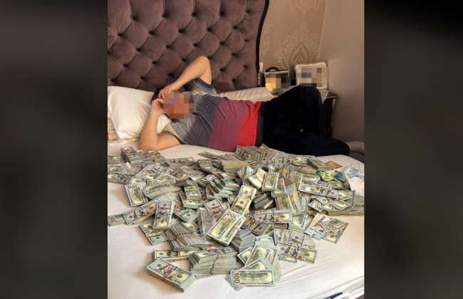 На Хмельнитчине руководительница МСЭК выбросила из окна полмиллиона долларов во время следственных действий