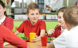 З жовтня учні початкових класів безкоштовно харчуватимуться в школах